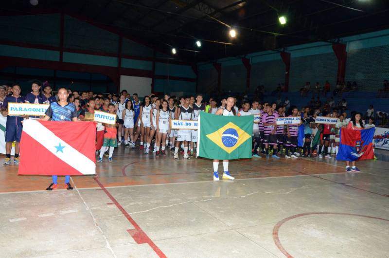 Uma intensa programação cultural, social e esportiva movimenta a cidade de Mãe do Rio, nesta sexta-feira (11), quando o município comemora 30 anos de fundação. Os competidores da etapa regional de Mãe do Rio dos Jogos Estudantis Paraenses (Jeps) terão um forte aliado durante os cinco dias da competição: a animação da torcida local.
FOTO: ELISEU DIAS / ASCOM SEDUC
DATA: 09.05.2018
MÃE DO RIO - PARÁ <div class='credito_fotos'>Foto: Eliseu Dias / Ascom Seduc | <a href='/midias/2018/originais/7411cc33-cecf-4084-82f0-1c3ee208abe7.jpg' download><i class='fa-solid fa-download'></i> Download</a></div>