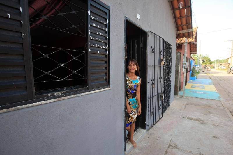 “Hoje o carro para na porta da minha casa”, comemora Silvana Araújo (foto), moradora da comunidade de Taboquinha, localizada em Icoaraci, na Grande Belém. A recepcionista foi uma das mais de mil pessoas beneficiadas com casas pelo projeto homônimo à localidade, executado pela Companhia de Habitação do Pará (Cohab). O investimento do Governo do Estado no que é sua maior obra de intervenção urbana foi de quase R$ 44 milhões.

FOTO: SIDNEY OLIVEIRA/AG. PARÁ
DATA: 24.11.2018
BELÉM - PARÁ <div class='credito_fotos'>Foto: Sidney Oliveira/Ag. Pará   |   <a href='/midias/2018/originais/7415f22f-863d-483c-8481-2471e6a4d9bb.jpg' download><i class='fa-solid fa-download'></i> Download</a></div>