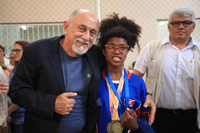 "Hoje vim para uma agenda de inauguração, mas vivi uma experiência de amor, que emana em cada ação dos alunos, professores, direção e de cada um que faz parte desta escola que se torna tão especial porque tem alma". A declaração foi feita pelo governador Simão Jatene (foto), nesta terça, 27, durante a inauguração da obra de reforma e ampliação da Escola Álvares de Azevedo, localizada no Bairro de Batista Campos, em Belém. O governador transformou a inauguração em uma grande confraternização. Passou a tarde na Escola e fez questão de cantar e dançar com os alunos, que expressaram muita gratidão pela obra. Atendendo atualmente 436 alunos, a “Álvares de Azevedo” é uma Unidade Especializada dedicada à educação de estudantes com deficiência visual, e que trabalha nos eixos da educação e da habilitação.
FOTO: MÁCIO FERREIRA / AG. PARÁ
DATA: 27.03.2018
BELÉM - PARÁ <div class='credito_fotos'>Foto: MÁCIO FERREIRA/ AG. PARÁ | <a href='/midias/2018/originais/741a2f0e-a300-4eeb-9999-89a0d867e4a9.jpg' download><i class='fa-solid fa-download'></i> Download</a></div>