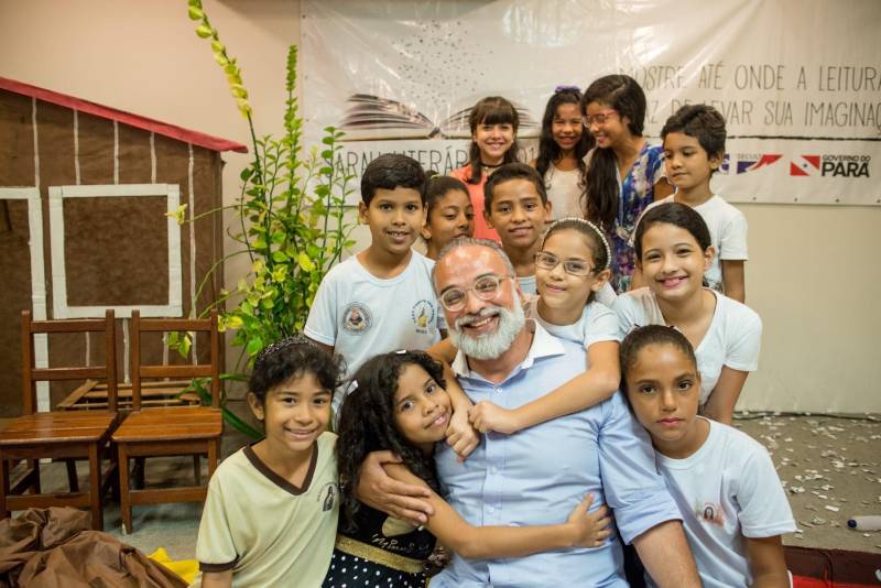 “A cultura tem o poder de emocionar”. A frase dita pela professora Ruth Valin marcou o tom do Sarau Literário na manhã desta sexta-feira, 8, no Preventório Santa Terezinha, no bairro do Marco, em Belém, que contou com a presença do escritor paraense Daniel Leite (com barba), homenageado pelas crianças atendidas pela instituição e os alunos da Escola Estadual Santa Terezinha, que funciona no mesmo prédio. Elas cantaram músicas infantis e recitaram trechos das obras “A história das crianças que plantaram um rio” e “A menina árvore”, de Daniel Leite, além de apresentar uma dramatização sobre a primeira obra. Muito concentrados e com a leitura bem ensaiada, os pequeninos emocionaram a todos, principalmente o escritor convidado para o sarau. Segundo a professora Odinéia Bastos, que orientou os alunos na leitura do livro “A história das crianças que plantaram um rio”, elas soltaram a imaginação durante a leitura da obra, e dessa viagem saíram desenhos, pinturas, colagens e poemas, que enfeitaram o auditório e os corredores da instituição, encantando a todos os presentes.
FOTO: FERNANDO SETTE CÂMARA / ASCOM IOE
DATA: 08.06.2018
BELÉM - PARÁ <div class='credito_fotos'>Foto: FERNANDO SETTE CÂMARA / ASCOM IOE | <a href='/midias/2018/originais/7425bf7d-3637-4b54-9112-7c149e49ded0.jpg' download><i class='fa-solid fa-download'></i> Download</a></div>