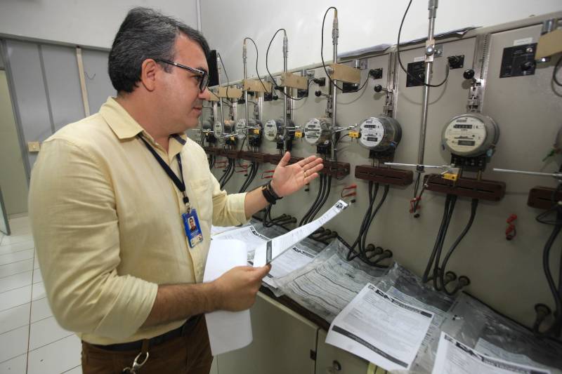 Outro órgão que trabalha na defesa do consumidor, mas dessa vez com atuação antes mesmo da venda ser concretizada, é o Imetropará, órgão delegado do Inmetro (Instituto Nacional de Metrologia, Qualidade e Tecnologia), integrante da Rede Brasileira de Metrologia Legal e Qualidade (RBMLQ/Inmetro). De acordo com dados do Imetropará, os medidores de energia elétrica (foto) são os mais demandados pela população na hora de solicitar uma vistoria do Instituto para atestar irregularidades, mas também são muito recorrentes os problemas com balanças.
FOTO: CARLOS SODRÉ / AG. PARÁ
DATA: 15.03.2018
BELÉM - PARÁ <div class='credito_fotos'>Foto: CARLOS SODRÉ / AG. PARÁ | <a href='/midias/2018/originais/7427d9da-5c4b-43d1-a731-268299c8bc73.jpg' download><i class='fa-solid fa-download'></i> Download</a></div>
