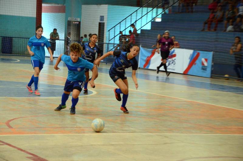 Paragominas, Mãe do Rio e Tomé-Açu são os primeiros campeões da Regional dos Jogos Estudantis Paraenses (JEPS), que ocorrem até domingo (13) em Mãe do Rio, na região nordeste do Pará. Os donos da casa também ficaram com a vaga no futsal feminino A (12 14 anos) da Escola Municipal Progresso, em uma partida com um placar de 4x0 em cima das meninas do colégio Luterano.
FOTO: ELISEU DIAS / ASCOM SEDUC
DATA: 11.05.2018
MÃE DO RIO - PARÁ <div class='credito_fotos'>Foto: Eliseu Dias / Ascom Seduc | <a href='/midias/2018/originais/742dbdef-afbd-4744-9f33-4fe8b80ffc59.jpg' download><i class='fa-solid fa-download'></i> Download</a></div>