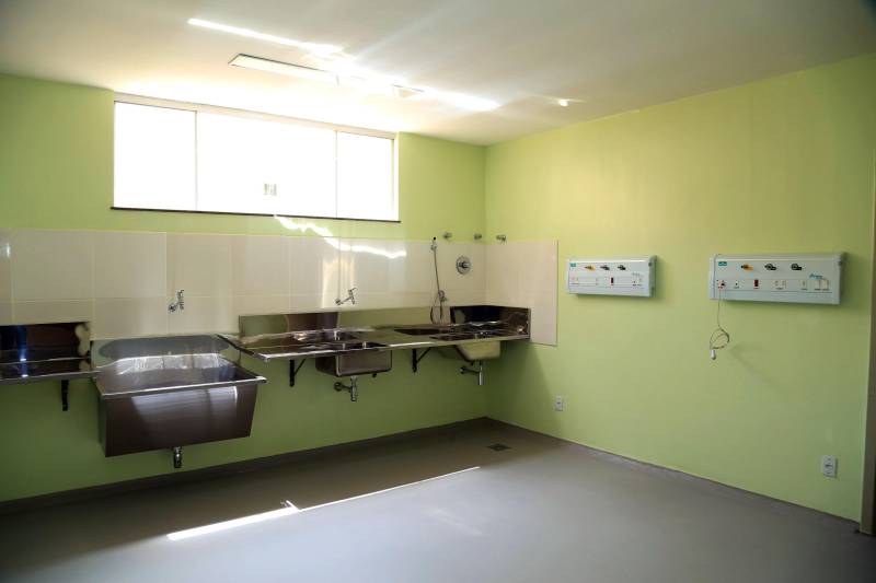 O novo Hospital Santa Rosa, no município de Abaetetuba, no nordeste do Pará, está pronto e será entregue pelo governo do Estado à Prefeitura, na primeira quinzena do mês de dezembro.

FOTO: MÁCIO FERREIRA / AG. PARÁ
DATA: 29.11.2018
ABAETETUBA - PARÁ <div class='credito_fotos'>Foto: MÁCIO FERREIRA/ AG. PARÁ   |   <a href='/midias/2018/originais/743b1166-acbb-448d-a6ed-b1a9b6195ef6.jpg' download><i class='fa-solid fa-download'></i> Download</a></div>