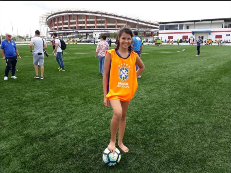 Na manhã de hoje (16) aproximadamente 150 meninos e meninas, com idades entre 9 a 13 anos, participaram do CBF Social, festival de futebol realizado pela Confederação Brasileira de Futebol e que este ano está na terceira edição em Belém. Dentre eles, 40 alunos do Pro Paz nos bairros, polo Mangueirão participaram junto a outras crianças do Festival realizado no Centro Esportivo da Juventude (Ceju). “É sempre muito gratificante retornar à Belém, principalmente agora na final da Copa Verde. Estamos promovendo o Festival CBF Social, para que as crianças aprendam sobre valores, responsabilidade social e outras questões importantes, como a sustentabilidade, reciclagem e preservação ambiental. Deixamos um legado de conhecimento para elas, além, é claro dos materiais utilizados nas atividades. Só tenho agradecer a Fundação Pro Paz e ao Governo do Estado”, finalizou o gerente de desenvolvimento técnico, responsabilidade social e sustentabilidade da CBF, Diogo Netto. Com o objetivo de trabalhar temáticas sociais aliadas ao esporte, os alunos receberam ensinamentos sobre coletividade, respeito ao próximo e ao meio ambiente com a prática do futebol. As atividades relacionam as temáticas e fazem com que as crianças aprendam, brincando. Na foto, a aluna Vitória Gabriele Silva, 12 anos.
FOTO: EMANUELE CORRÊA / ASCOM PRO PAZ
DATA: 16.05.2018
BELÉM - PARÁ <div class='credito_fotos'>Foto: EMANUELE CORRÊA / ASCOM PRO PAZ | <a href='/midias/2018/originais/743c3e0d-dbee-4f45-bef8-85b12298acc7.jpg' download><i class='fa-solid fa-download'></i> Download</a></div>