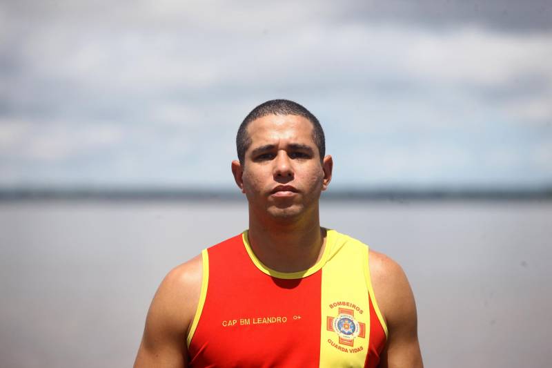 O Grupamento Marítimo Fluvial do Corpo de Bombeiros Militar do Pará conta com um efetivo de 40 homens. Eles atuam em todo o Pará no trabalho de salvamento aquático. Nos últimos anos, um dado vem chamando a atenção da companhia: o número acentuado de mortes por afogamento no Estado. Em 2018, foram registrados, até o momento, 36 afogamentos fatais no Pará. Trinta e três são do sexo masculino. Essa estatística reforça a necessidade de se trabalhar a prevenção. “O erro é subestimar a força da natureza e seus perigos. É preciso estar muito atento à correnteza e a locais impróprios para o banho”, alerta o capitão Leandro Tavares (foto), subcomandante do Grupamento Marítimo Fluvial.
FOTO: MARCELO LELIS / AG. PARÁ
DATA: 17.04.2018
BELÉM - PARÁ <div class='credito_fotos'>Foto: Marcelo Lelis / Ag. Pará | <a href='/midias/2018/originais/7441054a-1959-4053-82d2-5e5a1df10eef.jpg' download><i class='fa-solid fa-download'></i> Download</a></div>