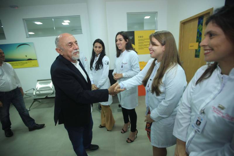 Um espaço moderno, com atendimento de alta qualidade. Assim é o Centro Integrado de Inclusão e Reabilitação (CIIR), inaugurado pelo Governo do Estado na tarde desta quarta-feira (30). O centro integra vários serviços em um único local. Da assistência médica, odontológica, passando pela reabilitação, capacitação, oficinas para produção de próteses e serviço de apoio e diagnósticos em crianças, jovens e adultos com deficiência no Estado do Pará. Localizado na rodovia Arthur Bernardes, em Belém, às margens da Baía do Guajará, o Centro Integrado é o primeiro na região Norte e fica em uma área total de mais de 40 mil metros quadrados. A obra foi iniciada em março de 2014 e está orçada em mais de R$ 32 milhões, recursos do tesouro estadual. O CIIR faz parte das ações previstas pelo Governo do Estado ampliando os serviços já oferecidos pela Secretaria de Estado de Saúde Pública (Sespa).
FOTO: THIAGO GOMES / AG. PARÁ
DATA: 30.05.2018
BELÉM - PARÁ <div class='credito_fotos'>Foto: Thiago Gomes /Ag. Pará | <a href='/midias/2018/originais/74415876-ef2b-4309-ac6a-9d21bd46b2e4.jpg' download><i class='fa-solid fa-download'></i> Download</a></div>