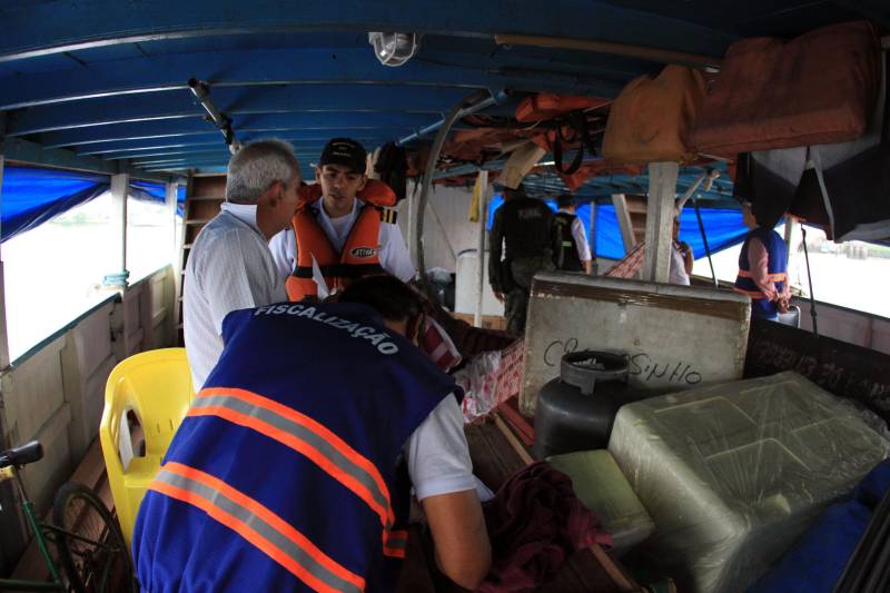 Oito notificações feitas a embarcações que praticam o transporte intermunicipal irregular de passageiros e uma arma ilegal apreendida foram o saldo final da operação “Porto Seguro”, deflagrada pelo Fórum Permanente de Transporte Intermunicipal de Passageiros do Estado do Pará, na manhã desta quarta-feira, 28. O trabalho começou às 5h30 e fiscalizou 12 portos da orla de Belém, iniciando pelo bairro da Cidade Velha e se estendendo ao longo da avenida Bernardo Sayão. As ações foram encerradas por volta das 10 horas. Integrantes do Fórum, com foco no segmento de fiscalização do transporte hidroviário, entre eles o Ministério Público do Estado (MPE), Agência de Regulação e Controle de Serviços Públicos do Estado do Pará (Arcon-PA), Grupamento Fluvial da Polícia Militar (GPFlu), Capitania dos Portos da Amazônia Oriental e da Agência Nacional de Transportes Aquaviários (Antaq), foram divididos em quatro equipes, sendo que duas foram em lanchas da Capitania dos Portos e as restantes por via terrestre. Os doze portos fiscalizados foram: Brilhante, Souza Sobrinho, Gurujatuba, Santa Ifigênia, Perseverança, Valmar, Palmeiraço, Bom Jesus, Custódio, São Francisco, São Domingos e Dourado.
FOTO: CRISTINO MARTINS / AG. PARÁ
DATA: 28.12.2016
BELÉM - PARÁ <div class='credito_fotos'>Foto: Cristino Martins/Ag. Pará | <a href='/midias/2018/originais/744454c5-e0d6-476d-826b-9bcc34ae3002.jpg' download><i class='fa-solid fa-download'></i> Download</a></div>