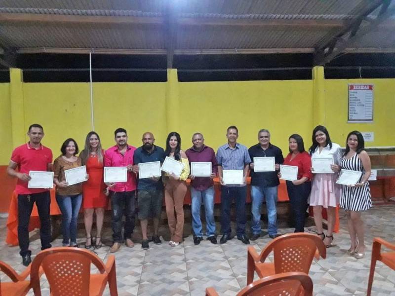 Mais quatro estabelecimentos produtores de polpa de frutas (foto), do município de Dom Eliseu, nordeste paraense, poderão comercializar os produtos de forma legal em todo o Pará. Os fabricantes receberam o certificado de produto artesanal de origem vegetal da Agência de Defesa Agropecuária do Estado (Adepará). Com uma produção mensal de 10 mil toneladas de polpa, João Alencar, mais conhecido como João da Polpa, viu a necessidade de retirar o certificado. “O comércio passou a exigir a certificação e com isso nossa produção foi diminuindo. Ficamos sabendo do certificado e procuramos a Adepará para nos adequarmos às normas. Esse certificado só vai trazer benefícios pra gente, pois agora podemos garantir a qualidade do produto por meio do selo e gerar mais empregos, já que nossa meta é dobrar a produção e alcançar novos mercados em outros municípios”, afirmou o produtor, que trabalha há 17 anos com a fabricação de polpa de fruta.

FOTO: ASCOM / ADEPARÁ
DATA: 08.05.2018
DOM ELISEU - PARÁ <div class='credito_fotos'>Foto: ASCOM ADEPARÁ   |   <a href='/midias/2018/originais/744506b5-0273-4282-91d6-85de7a34883c.jpg' download><i class='fa-solid fa-download'></i> Download</a></div>