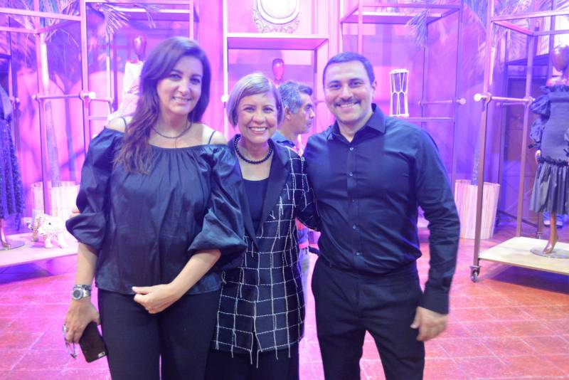 Autoridades, designers, empreendedores criativos e público em geral participaram do lançamento da nova Coleção de Produtos de Moda 2018/2019 e reinauguração do espaço comercial do Espaço São José Liberto (ESJL). Na ocasião, também foi exibido um fashion-film com direção artística de André Lima para apresentar as peças da nova coleção. Na foto (esq/dir), Káthia Novelino, Rosa Helena e André Lima.

FOTO: ASCOM IGAMA / ESJL
DATA: 06.12.2018
BELÉM - PARÁ <div class='credito_fotos'>Foto: ASCOM IGAMA   |   <a href='/midias/2018/originais/7449355d-3bce-4f94-8ef8-56653c7baf22.jpg' download><i class='fa-solid fa-download'></i> Download</a></div>