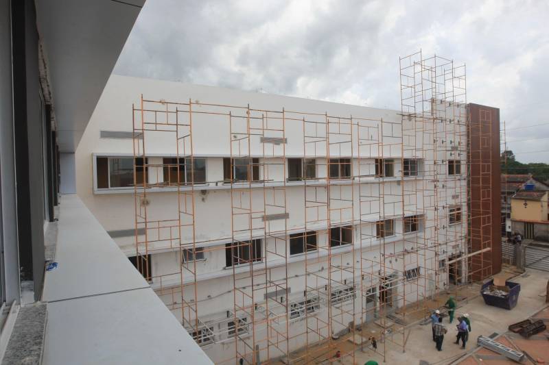 A região nordeste do Estado vai contar com mais uma opção em atendimento de saúde de alta complexidade em pouco tempo. O Governo do Estado está finalizando a execução dos serviços do moderno Hospital Regional Público dos Caetés (foto), no município de Capanema, que entra na fase final para repasse à Secretaria de Estado de Saúde Pública – Sespa, responsável pelo funcionamento da nova casa de saúde. A previsão da Secretaria de Obras para finalizar o projeto é até o final de 2018, somando investimentos de R$37 milhões - recursos do tesouro do estadual, sendo R$ 25 milhões para obras físicas e R$ 12 milhões para aquisição de equipamentos. Após a entrega do Hospital, não apenas a população de Capanema, mais de outros 17 municípios próximos passarão a contar com estrutura de atendimento médico com 60 leitos, sendo 10 de UTI adulto e outros 10 de UTI neonatal, além de consultórios, centro cirúrgico com três salas transfusional, laboratório e banco de leite, entre outros serviços médicos.
FOTO: SIDNEY OLIVEIRA / AG. PARÁ
DATA:17.10.2018
CAPANEMA - PARÁ
<div class='credito_fotos'>Foto: Sidney Oliveira/Ag. Pará | <a href='/midias/2018/originais/744df74b-e533-4df6-87fb-77698544dcb4.jpg' download><i class='fa-solid fa-download'></i> Download</a></div>