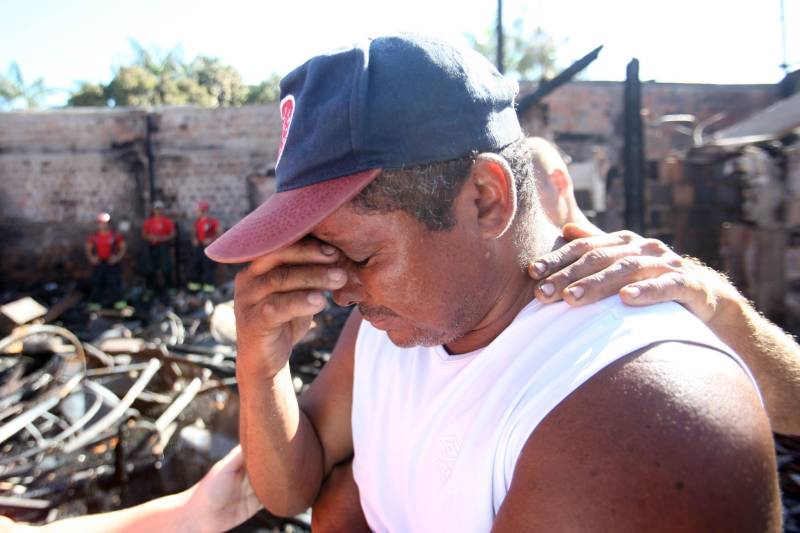 Equipes do Corpo de Bombeiros continuam o trabalho no local do incêndio que ocorreu nesta quinta-feira, 31, na passagem Serrão de Castro, próximo à avenida José Bonifácio, no bairro do Guamá, em Belém. Arinaldo Ribeiro Ferreira, de 53 anos (foto), morava em uma das casas que foram completamente destruídas pelo fogo. Ele, a esposa, três filhos e um neto ficaram desabrigados.
FOTO: MARCELO LELIS / AG. PARÁ
DATA: 01.06.2018
BELÉM - PARÁ <div class='credito_fotos'>Foto: Marcelo Lelis / Ag. Pará | <a href='/midias/2018/originais/744fd2cc-508c-4873-81eb-626b93452f82.jpg' download><i class='fa-solid fa-download'></i> Download</a></div>