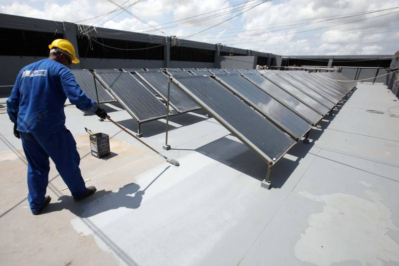 As obras estruturais no Hospital Abelardo Santos, no distrito de Icoaraci, na Grande Belém, já estão quase 100% concluídas. A unidade de saúde será a maior do Pará, com 10 andares, 269 leitos e portas abertas para atender cerca de 2 milhões de pessoas somente na região metropolitana, além de ser mais uma opção para desafogar o atendimento dos municípios da região das ilhas e nordeste do estado. Até o início de dezembro, o hospital, antes com capacidade para 50 leitos em somente um pavimento, será inaugurado. A unidade de saúde está 95% pronta, faltando apenas a instalação dos equipamentos médico-assistenciais e as obras de acabamento do andar térreo.

FOTO: MÁCIO FERREIRA / AG. PARÁ
DATA: 31.10.2018
ICOARACI - PARÁ <div class='credito_fotos'>Foto: Agência Pará   |   <a href='/midias/2018/originais/74515078-f7e5-4376-9799-755df2ae3a3c.jpg' download><i class='fa-solid fa-download'></i> Download</a></div>