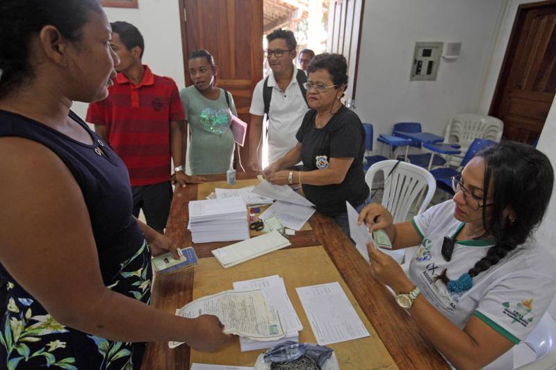 “Perdi todos os documentos na chuva, assim como quase tudo de dentro da casa. Poder tirar os documentos hoje, menos de uma semana depois do desastre e tudo de graça, é bom, chegou na hora certa e vai ajudar muita gente mesmo”. A fala é Adriano Pinheiro, morador do bairro Angelim, um dos 15 afetados pela forte enxurrada que alagou 40% do município de Paragominas, no nordeste paraense, na semana passada. Ele se soma a outras centenas de pessoas que estiveram nesta terça-feira (17), na Escola Municipal Anésia da Costa Chaves, primeiro local da Caravana do ProPaz no município (foto). Semelhante as demais ações do ProPaz Cidadania, o programa está viabilizando no município a emissão de 2ª via de Certidão de Nascimento, Registro Geral (RG), 2ª via de CPF, carteira social (mudança de gênero), fotos para os documentos e a carteira do ID Jovem, que possibilita a jovens de 15 a 29 anos, diversos benefícios, entre eles, meia passagem em trajetos interestaduais.
FOTO: SIDNEY OLIVEIRA / AG. PARÁ
DATA: 17.04.2018
PARAGOMINAS - PARÁ
<div class='credito_fotos'>Foto: Sidney Oliveira/Ag. Pará | <a href='/midias/2018/originais/74523308-ec02-4eef-920a-54cb70d895e4.jpg' download><i class='fa-solid fa-download'></i> Download</a></div>