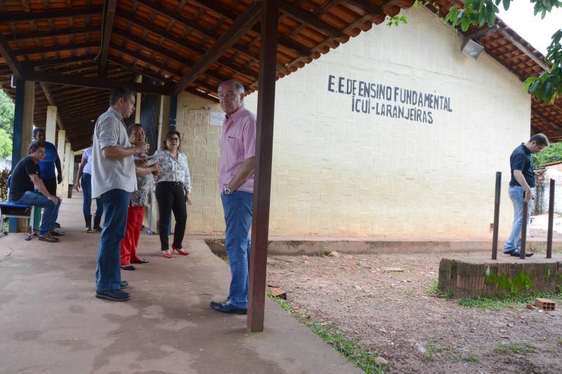 A secretária de Estado de Educação, Ana Claudia Serruya Hage, visitou cinco escolas do município de Ananindeua, com o objetivo de definir a execução de obras e serviços, em curto e médio prazos, para equacionar problemas nas instalações dos prédios. Acompanhada do diretor de Recursos Técnicos e Imobiliários da Seduc, José Ângelo Miranda, a secretária esteve nas escolas “José Marcelino de Oliveira”, “Walter Bezerra Falcão”, “Armando Fajardo”, “Antônio Gondim Lins” e “Icuí-Laranjeiras”. “Em algumas, a Seduc fará reforma emergencial da estrutura do prédio e em outras serão feitos pequenos reparos de manutenção”, informou a secretária. Na maioria das escolas visitadas, os problemas a serem equacionados são banheiros danificados, instalação elétrica avariada e telhado precisando de reparos.
FOTO: RAI PONTES / AG. PARÁ
DATA: 11.04.2018
ANANINDEUA - PARÁ <div class='credito_fotos'>Foto: Rai Pontes/Ascom Seduc | <a href='/midias/2018/originais/7457c236-edc9-4f7a-ab5f-5c44e803240e.jpg' download><i class='fa-solid fa-download'></i> Download</a></div>