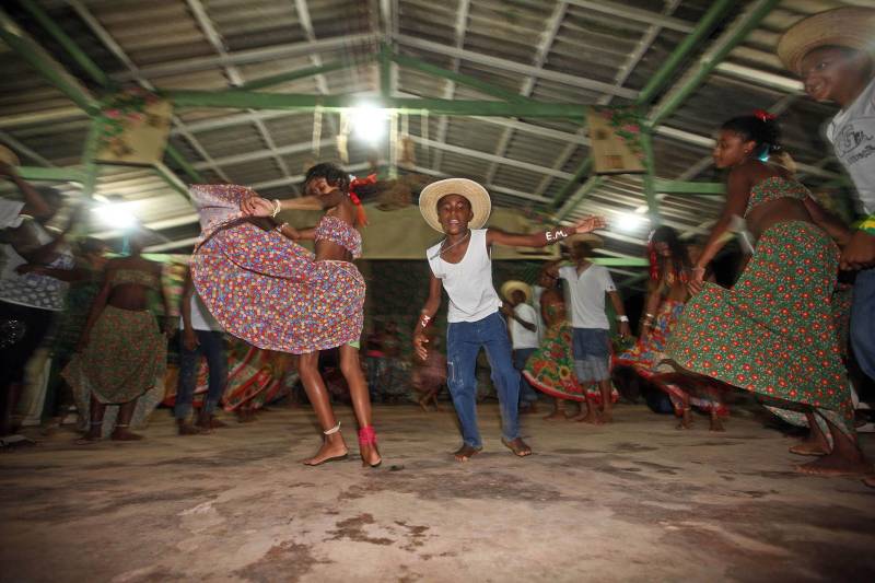 O Pará é o estado brasileiro que mais titulou áreas em prol dos remanescentes de quilombos em todo o Brasil. Um avanço e um reconhecimento histórico para aqueles que tanto fizeram pelo país desde a sua colonização. Somente nos últimos três anos, o Governo emitiu cinco títulos coletivos; o mais recente foi entregue no sábado (3), na comunidade Cachoeira Porteira (foto), localizada em Oriximiná, região oeste do Pará.
FOTO: ANTONIO SILVA / ARQUIVO AG. PARÁ
DATA: 05.03.2018
ORIXIMINÁ - PARÁ <div class='credito_fotos'>Foto: Antônio Silva/Ag. Pará | <a href='/midias/2018/originais/745a74ac-bc17-47a1-97dd-69dc4d24b5ff.jpg' download><i class='fa-solid fa-download'></i> Download</a></div>