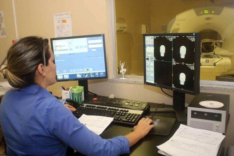 O Hospital Regional Público do Leste (HRPL), referência em atendimento de urgência às vítimas de acidente vascular cerebral, foi certificado pela Organização Nacional de Acreditação (ONA) como hospital acreditado nível 1, por atender o critério de segurança do paciente em todos os seus processos, o que inclui o aspecto da estrutura do ambiente hospitalar, pessoas capacitadas e processos institucionalizados
FOTO: ASCOM / HRPL
DATA: 05.01.2018
PARAGOMINAS - PARÁ <div class='credito_fotos'>Foto: ASCOM HRPL | <a href='/midias/2018/originais/745b08ed-802b-4776-91fc-ecd2dca9ad81.jpg' download><i class='fa-solid fa-download'></i> Download</a></div>