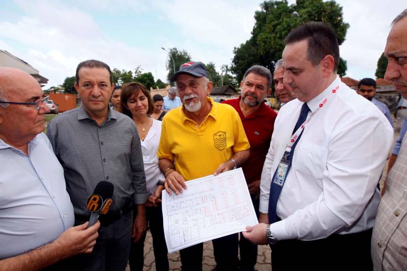 O Hospital Regional do Baixo Amazonas, em Santarém, vai se tornar o maior centro integrado de nefrologia do Norte do Brasil. Com a expansão do serviço de hemodiálise, autorizada pelo governador Simão Jatene neste sábado (10), a unidade, que já é referência nesse atendimento em todo o oeste do Pará, vai praticamente triplicar o número de máquinas e zerar a fila de pacientes na região. O investimento chega a R$ 10 milhões, em obras e equipamentos, e segue a política do governo do Estado de descentralizar a assistência de média e alta complexidade para o interior. “Vamos passar dos 200 pacientes que hoje atendemos mensalmente para 420, dobrando a capacidade de atendimento especializado. Serão cerca de 2,5 mil sessões a mais de hemodiálise por mês. Além disso, começaremos a fazer captação de rins de doadores falecidos, um novo serviço que se acopla aos transplantes que já fazemos no hospital. A ampliação, portanto, é a solução definitiva para o atendimento dessa demanda”, explicou o diretor geral do Hospital Regional de Santarém, Hebert Moreschi. Esta semana, informou, a unidade fez o 16º transplante de rim. Ao chegar ao hospital para assinar a ordem de serviço que autoriza o início das obras, Jatene viu o projeto de expansão e visitou o centro de hemodiálise, onde conheceu mais sobre o serviço e conversou com pacientes. “O ideal, é claro, seria que pudéssemos evitar, ainda na atenção básica, que pacientes diabéticos, por exemplo, se tornassem renais crônicos, mas como isso ainda não ocorre, existe esse serviço aqui para amenizar o sofrimento de quem precisa de uma máquina de hemodiálise para sobreviver”, afirmou o governador.
FOTO: THIAGO GOMES / AG PARÁ
10.03.2018
SANTARÉM - PARÁ <div class='credito_fotos'>Foto: Thiago Gomes /Ag. Pará | <a href='/midias/2018/originais/745d20e6-bf7a-4db9-b9bd-47d585127f70.jpg' download><i class='fa-solid fa-download'></i> Download</a></div>
