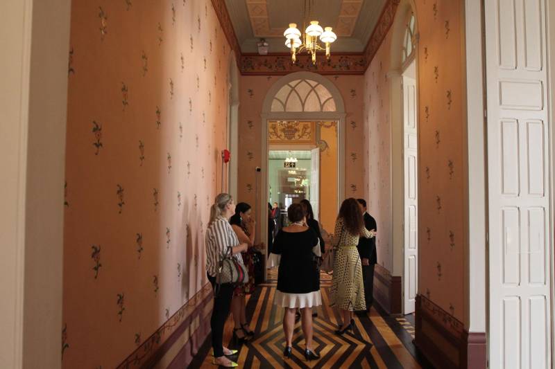 “Que esse espaço seja marcado pela neutralidade, não pela indiferença, mas por abrigar todas as diferenças”. Com essa frase, o governador Simão Jatene inaugurou nesta quinta-feira, 20, o Escritório (foto) Compartilhado da Agência das Nações Unidas (ONU) no Estado do Pará, o primeiro no Norte do País, o terceiro em território nacional. “Que as decisões tomadas aqui, a partir de Belém, de forma democrática, alcancem toda a cidade, ultrapassem os limites do estado e depois o mundo”, disse o governador. O Escritório Compartilhado da Agência das Nações Unidas (ONU) no Estado do Pará está abrigado em um prédio cedido pelo Governo do Estado, na Avenida Nazaré, no centro de Belém. Nele, funcionarão inicialmente os escritórios de representação do Programa das Nações Unidas para o Desenvolvimento (Pnud) e do Fundo das Nações Unidas para a Infância (Unicef).

FOTO: CRISTINO MARTINS / AG. PARÁ
DATA: 20.12.2018
BELÉM - PARÁ <div class='credito_fotos'>Foto: Cristino Martins/Ag. Pará   |   <a href='/midias/2018/originais/745e332f-208f-4363-abc1-a992e8c3b303.jpg' download><i class='fa-solid fa-download'></i> Download</a></div>