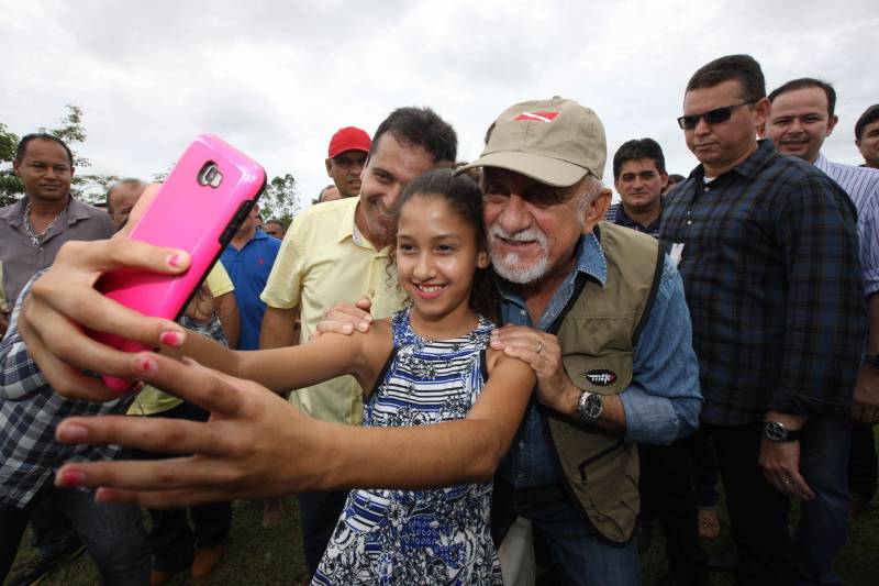 Onze municípios do sul e sudeste paraense recebem recursos do Estado para recuperar ruas e vicinais atingidas pelas enchentes e fortes chuvas que caem na região. Em agenda oficial nesta sexta-feira (6), o governador Simão Jatene (foto) assinou, pela manhã, no Parque de Exposições Valeu Boi Leilões, em Rio Maria, os convênios que garantem o repasse de cerca de R$ 4 milhões. As obras de caráter emergencial serão executadas pelas prefeituras em parceria com a Secretaria de Estado de Transportes (Setran). O objetivo é recuperar a trafegabilidade nessas localidades e assegurar o direito de ir e vir da população. Na manhã desta sexta, foram assinados nove convênios, com os municípios de Redenção, Pau D’Arco, São Félix do Xingu, Santa Maria das Barreiras, Tucumã, Água Azul do Norte, Xinguara, Bannach e Rio Maria. Além da Setran, participam da ação o Centro Regional de Governo do Sudeste do Pará e a Defesa Civil. “O valor do investimento em cada município vai depender da necessidade verificada pelas equipes do Estado e das prefeituras. O recurso não será usado para reconstruir vias, mas para restabelecer a trafegabilidade”, disse o secretário de Transportes, Kléber Menezes.
FOTO: ANTÔNIO SILVA / AG. PARÁ
DATA: 06.04.2018
RIO MARIA - PARÁ <div class='credito_fotos'>Foto: Antônio Silva/Ag. Pará | <a href='/midias/2018/originais/746317d5-4b93-47e8-b39d-5df0eff094cb.jpg' download><i class='fa-solid fa-download'></i> Download</a></div>