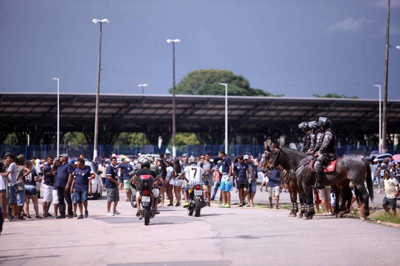O Clube do Remo venceu o Paysandu por 2 a 1 na tarde deste domingo, partida realizada no Estádio Mangueirão, e largou na frente pelo título do Campeonato Paraense de 2018. Na foto, policiamento faz a segurança da partida.
FOTO: THIAGO GOMES / AG. PARÁ
DATA: 01.04.2018
BELÉM - PARÁ <div class='credito_fotos'>Foto: Thiago Gomes /Ag. Pará | <a href='/midias/2018/originais/746339ee-6533-4e6a-8c34-6817ff5882e2.jpg' download><i class='fa-solid fa-download'></i> Download</a></div>