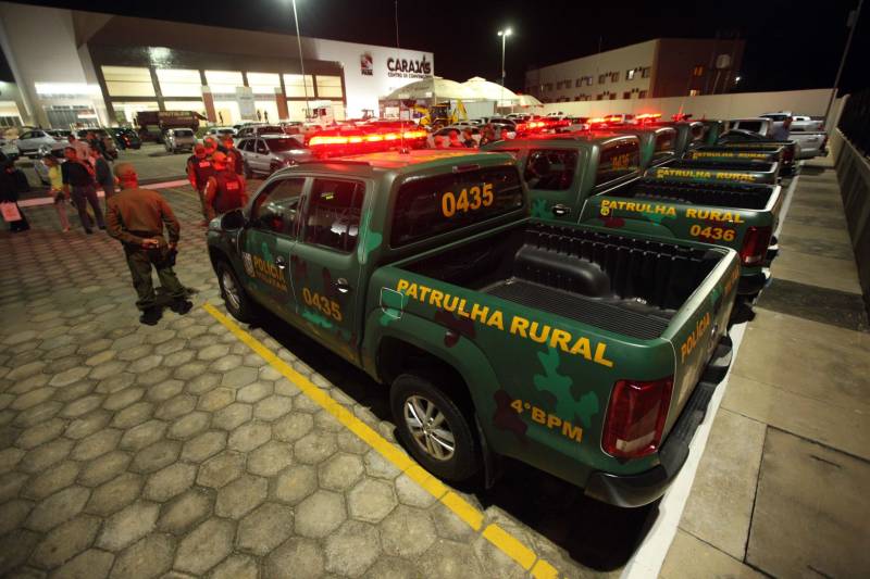 O governo do Estado reforçou a segurança na região, com mais três viaturas que farão a chamada Patrulha Rural, que se somam às duas já entregues no mês de abril."Esses veículos terão essa prioridade de fazer o policiamento em áreas mais afastadas dos centros urbanos. 

FOTO: THIAGO GOMES / AG. PARÁ
DATA: 21.05.2018
MARABÁ - PARÁ <div class='credito_fotos'>Foto: Thiago Gomes /Ag. Pará   |   <a href='/midias/2018/originais/7466336d-44b8-48b4-93c1-ddfb24a46a44.jpg' download><i class='fa-solid fa-download'></i> Download</a></div>