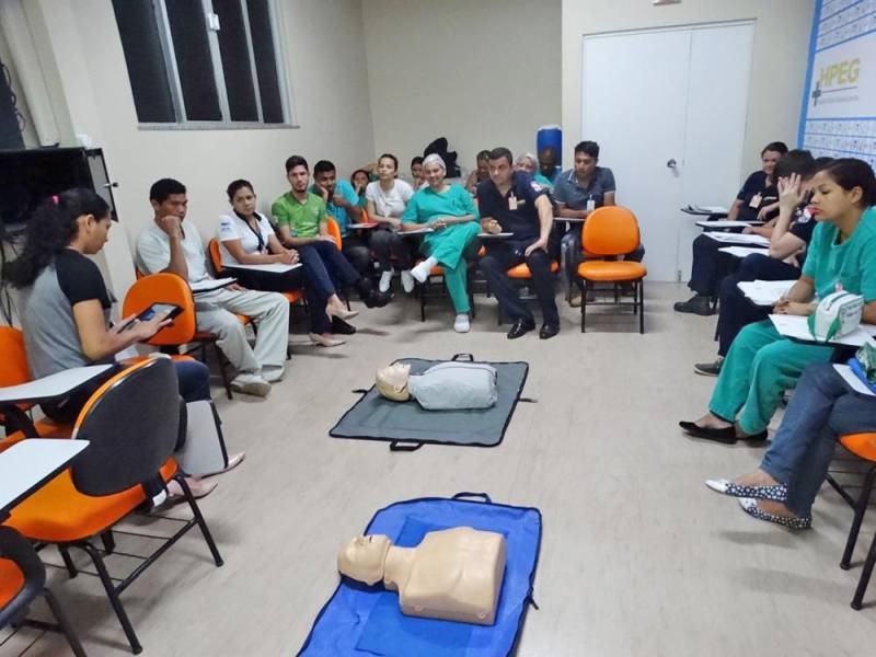 Segurança e prevenção. Essas são palavras que vão ficar na cabeça dos colaboradores do Hospital Público Estadual Galileu (HPEG), localizado em Belém (PA), que fazem parte da brigada de incêndio da unidade. O treinamento (foto), com carga horária de 20h, foi iniciado no dia 24 e encerrou nesta sexta-feira (27) com o técnico em Segurança do Trabalho e bombeiro civil, Jean Farias, e a técnica de enfermagem e bombeira civil, Alessandra Rodrigues. “Neste curso, o diferencial foi ensinarmos sobre primeiros socorros e plano de abandono da unidade, também estamos treinando a brigada para combater princípios de incêndio para que, caso ocorra um sinistro, o fogo não se alastre”, explicou a bombeira civil, Alessandra Rodrigues.
FOTO: ASCOM / HPEG
DATA: 27.04.2018
BELÉM - PARÁ <div class='credito_fotos'>Foto: ASCOM / HPEG | <a href='/midias/2018/originais/7468a866-a1ef-4eb6-b484-5b3b5b2fc9b9.jpg' download><i class='fa-solid fa-download'></i> Download</a></div>