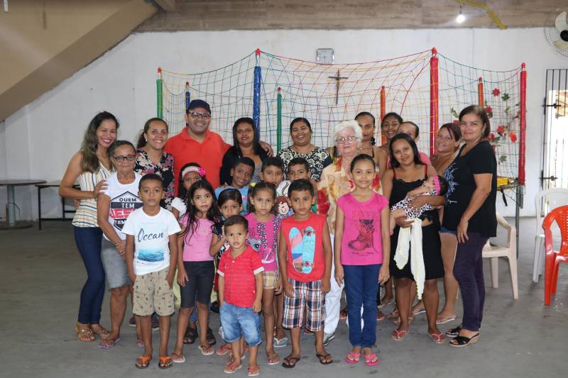 A fim de proporcionar um fim de ano mais alegre para diversas crianças do bairro da Terra Firme, em Belém, servidores do Instituto de Desenvolvimento Florestal e da Biodiversidade (Ideflor-bio) participaram da ação Natal Criança Feliz (foto), organizada pelo Grupo Amigos Comunitários e Solidários do bairro. A ação ocorreu na Igreja Santa Maria, na tarde de quinta-feira (20). Os servidores doaram 50 presentes, que foram distribuídos a 25 meninos e 25 meninas, de 3 a 8 oito anos. “Nesse período do ano nós devemos celebrar o nascimento de Cristo e agradecer a todas as coisas boas que aconteceram durante o ano. Uma das formas mais bonitas de agradecer é sendo solidário ao próximo, principalmente às crianças, que ficam muito felizes com essas pequenas demonstrações de carinho. Por isso, nós nos unimos aqui no Ideflor-bio para participar dessa ação”, contou a servidora Hilda Oliveira.

FOTO: ASCOM / IDEFLOR
DATA: 22.12.2018
BELÉM - PARÁ <div class='credito_fotos'>Foto: Ascom Ideflor   |   <a href='/midias/2018/originais/74695de2-22c1-4ca4-962a-0d32871155a0.jpg' download><i class='fa-solid fa-download'></i> Download</a></div>