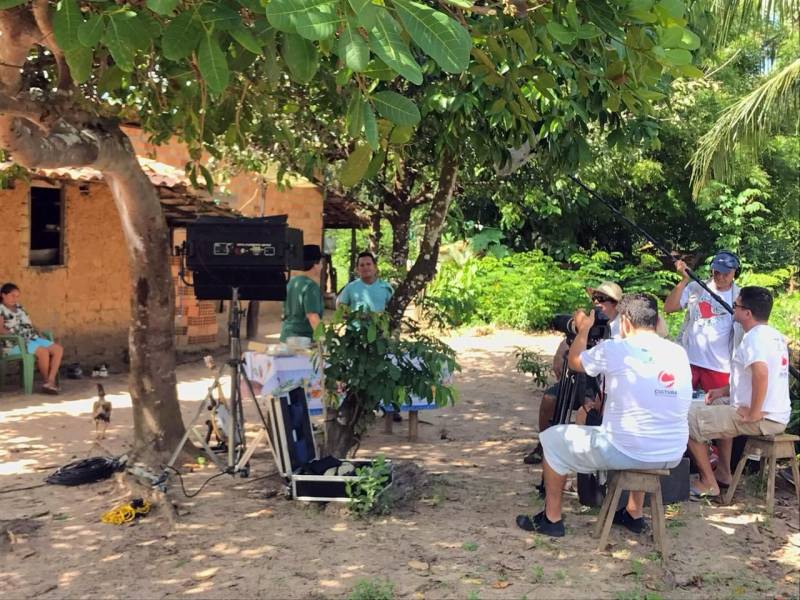 A busca por novos sambistas em 13 municípios paraenses é a temática central da segunda temporada do programa "Amazônia Samba" (foto), que estreia na quinta-feira (8), às 19h, na TV Cultura do Pará. A emissora paraense assina a coprodução da atração musical. A nova temporada é dividida em 12 episódios e mostra toda a diversidade do gênero musical mais popular do Brasil nas regiões do Baixo Amazonas, Nordeste Paraense, Baixo Tocantins e ilha do Marajó. Assim como na primeira temporada, o programa será apresentado pelo músico Arthur Espíndola, que coordena a atração ao lado do diretor Roger Paes, da TV Cultura do Pará, com produção executiva de Mariana Cordeiro. "Foi uma experiência incrível poder levar para o público esses compositores inéditos e que até então estavam em locais improváveis, onde nunca imaginaríamos ouvi-los, ainda mais no interior da Amazônia. Então quando nós chegamos e gravamos essas músicas elas passaram de fato a existir", destaca Arthur Espíndola.
FOTO: REPRODUÇÃO
DATA: 06.11.2018
<div class='credito_fotos'>Foto: REPRODUÇÃO / TV CULTURA | <a href='/midias/2018/originais/746de9f7-de20-4e4d-9b91-e870649d99fe.jpg' download><i class='fa-solid fa-download'></i> Download</a></div>
