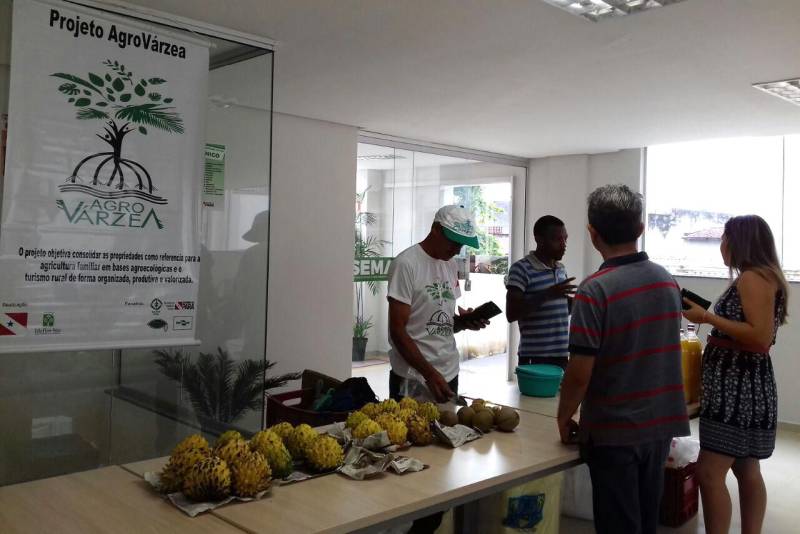 Os agricultores familiares da comunidade do Abacatal, localizada no Refúgio de Vida Silvestre (Revis) Metrópole da Amazônia, participaram, nesta quinta-feira, 5, da Feira do Agricultor, na sede da Secretaria Estadual de Meio Ambiente e Sustentabilidade (Semas). A feira faz parte da programação da Semana de Saúde organizada pelo órgão.
FOTO: ASCOM IDEFLOR-BIO
DATA: 05.04.2018
BELÉM - PARÁ <div class='credito_fotos'>Foto: Ascom Ideflor-Bio | <a href='/midias/2018/originais/7476a78c-f064-408f-b2d9-6547a5257891.jpg' download><i class='fa-solid fa-download'></i> Download</a></div>
