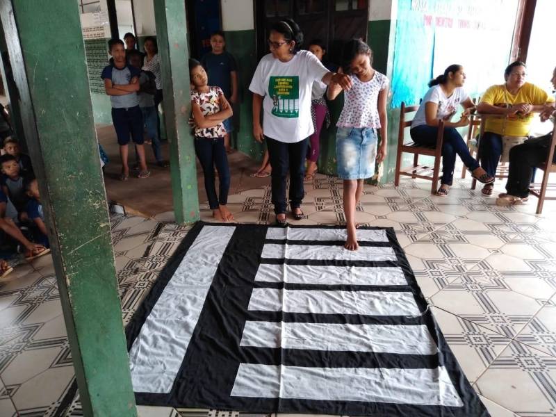 Mais de 900 pessoas dos municípios de Abaetetuba e Acará, no Baixo Tocantins, já foram atendidos pelos projetos educativos do Departamento de Trânsito do Pará (Detran). Estudantes, professores e moradores de áreas ribeirinhas participaram das ações dos projetos ‘Detran nos Municípios’ e ‘Detran nas Comunidades’. Na foto, ações de agentes de educação do Detran na Escola Municipal de Ensino Fundamental Antonieta Paiva.

FOTO: ASCOM / DETRAN
DATA: 04.12.2018
ACARÁ - PARÁ <div class='credito_fotos'>Foto: ASCOM DETRAN   |   <a href='/midias/2018/originais/74854b8b-8db4-4c6a-af9c-56ebfe85d482.jpg' download><i class='fa-solid fa-download'></i> Download</a></div>