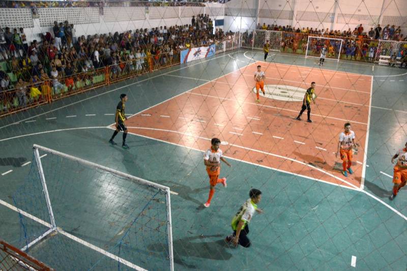 Os times de Handebol Masculino e Feminino Categoria B (alunos de 15 a 17 anos) das escolas de Vigia, no nordeste do estado, foram os primeiros campeões dos Jogos Estudantis Paraenses (Jeps) etapa Regional Vigia, que ocorre até este sábado, 5, no município. A primeira partida pelas finais, na sexta-feira, 4, foi entre as alunas-atletas da Escola Municipal Rosa Atayde do município de Augusto Corrêa e da Escola Estadual Bertoldo Nunes, de Vigia. A vitória do time da casa foi pelo placar elástico de 14x8. Emblemática, a 60ª edição dos JEPS tem forte tradição no Pará.
FOTO: FERNANDO NOBRE / ASCOM SEDUC
DATA: 05.05.2018
VIGIA - PARÁ <div class='credito_fotos'>Foto: FERNANDO NOBRE/ASCOM SEDUC | <a href='/midias/2018/originais/7492fda7-9807-4320-9aba-54f4c3813eab.jpg' download><i class='fa-solid fa-download'></i> Download</a></div>