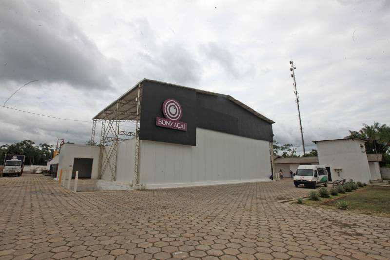 Fica no Pará a cidade que é conhecida como a capital mundial do açaí. Igarapé-Miri, no Baixo Tocantins, localizada a cerca de 78 quilômetros de Belém, respira e vive do fruto que está na mesa do paraense há gerações. Com o desafio de transformar essa meca da produção açaizeira em uma potência industrial, o governo do Estado colocou o município na rota da Caravana Pará 2030, para apresentar aos empresários e produtores locais os benefícios de fazer parte do programa que traça novos horizontes e mercados para o açaí nosso de todo dia. Na última passagem da caravana por Igarapé-Miri, no mês passado, pelo menos sete empresas que hoje extraem a polpa do açaí buscaram informações junto à Secretaria de Estado de Desenvolvimento Econômico, Mineração e Energia (Sedeme) para saber mais sobre o programa de incentivos fiscais cujo objetivo é estimular a verticalização da produção. No município, três já são incentivadas: Amazon Palmitos Ltda., Nutrilatino Indústria e Comércio de Exportação e Importação Ltda. e Bony Açaí (foto). As empresas que aderem ao programa recebem incentivo fiscal de até 95% e, em contrapartida, se comprometem a colocar no mercado produtos de maior valor agregado. “Precisamos deixar de ser um Estado meramente exportador de açaí in natura ou em polpa para nos tornarmos também um expoente na indústria. Hoje, grande parte do nosso fruto sai do Pará para ser industrializado em outros Estados. Ao trazer esse processo para cá, estaremos gerando empregos locais e promovendo o desenvolvimento”, defende o titular da Sedeme, Adnan Demachki.
FOTO: RODOLFO OLIVEIRA / AG. PARÁ
DATA: 16.03.2018
IGARAPÉ - MIRI - PARÁ <div class='credito_fotos'>Foto: Rodolfo Oliveira/Ag. Pará | <a href='/midias/2018/originais/74937f86-4819-44f3-8cda-5435ef7586aa.jpg' download><i class='fa-solid fa-download'></i> Download</a></div>