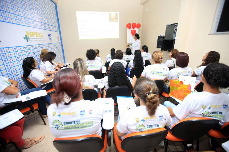 Começou nesta segunda-feira (18), a quinta turma do curso de Cuidador de Idosos, ofertado pelo Hospital Público Estadual Galileu (HPEG), em Belém. O curso é totalmente gratuito e voltado para pessoas de baixa renda, que buscam especialização no cuidado com a pessoa idosa.
FOTO: MÁCIO FERREIRA / AG. PARÁ
DATA: 19.06.2018
BELÉM - PARÁ <div class='credito_fotos'>Foto: MÁCIO FERREIRA/ AG. PARÁ | <a href='/midias/2018/originais/749fbc5b-3b1c-44e4-9d9b-deb4b107bb1b.jpg' download><i class='fa-solid fa-download'></i> Download</a></div>