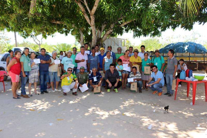 Agricultores de Marabá, no sudeste do estado, devem receber pelo menos R$ 2 milhões e meio de crédito rural este ano para investir em bovinocultura de leite, mandiocultura, fruticultura e criação de galinha caipira, entre outros.
FOTO: ASCOM EMATER
DATA: 13.04.2018
MARABÁ - PARÁ <div class='credito_fotos'>Foto: ASCOM EMATER | <a href='/midias/2018/originais/74a10453-0409-4a66-81ba-82a520e3f3e1.jpg' download><i class='fa-solid fa-download'></i> Download</a></div>