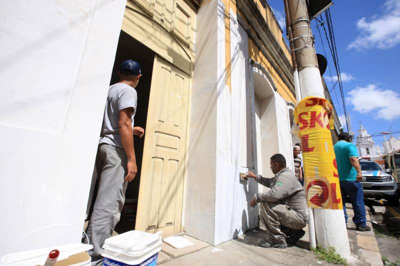 Mais do que um policial, um amigo. É assim que cerca de 1.700 moradores de oito bairros de Belém passaram a enxergar o policial militar. A mudança de paradigma acontece três anos depois da criação do projeto “Vizinhança em Alerta”. A iniciativa surgiu a partir de uma demanda apresentada ao 2º Batalhão da Polícia Militar pelos moradores da Cidade Velha, primeiro bairro atendido pelo programa. O prédio fica na rua Dr. Assis, ao lado da Igreja da Sé, e foi cedido por tempo indeterminado. O local está sendo reformado para melhor atender os militares.
FOTO: MÁCIO FERREIRA / AG. PARÁ
DATA: 15.03.2018
BELÉM - PARÁ <div class='credito_fotos'>Foto: MÁCIO FERREIRA/ AG. PARÁ | <a href='/midias/2018/originais/74a1b3c4-5dcd-4eb0-9ddb-e8e35e0c6181.jpg' download><i class='fa-solid fa-download'></i> Download</a></div>
