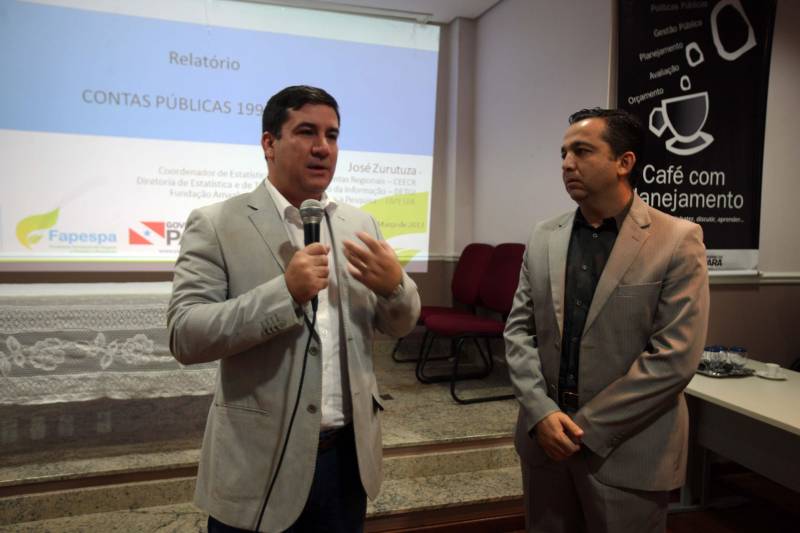 Um extenso relatório sobre as contas públicas do Pará, e das demais unidades da Federação, abrangendo o período de 1998 a 2016, foi lançado na manhã desta quinta-feira (1ª) durante o Café com Planejamento, ação mensal de formação continuada, realizada pela Secretaria de Estado de Planejamento (Seplan) para servidores públicos, mas também aberta a demais interessados. O estudo, que contém dados e informações sobre as contas públicas, visa atender à constante demanda dirigida à Diretoria de Estatística da Fundação Amazônia de Amparo a Estudos e Pesquisas (Fapespa), por diferentes grupos sociais. Na foto, o presidente da Fapespa, Eduardo Costa.
FOTO: RODOLFO OLIVEIRA / AG. PARÁ
DATA: 01.03.2018
BELÉM - PARÁ <div class='credito_fotos'>Foto: Rodolfo Oliveira/Ag. Pará | <a href='/midias/2018/originais/74aec5b2-44a6-4238-a22c-1730bad4d2af.jpg' download><i class='fa-solid fa-download'></i> Download</a></div>