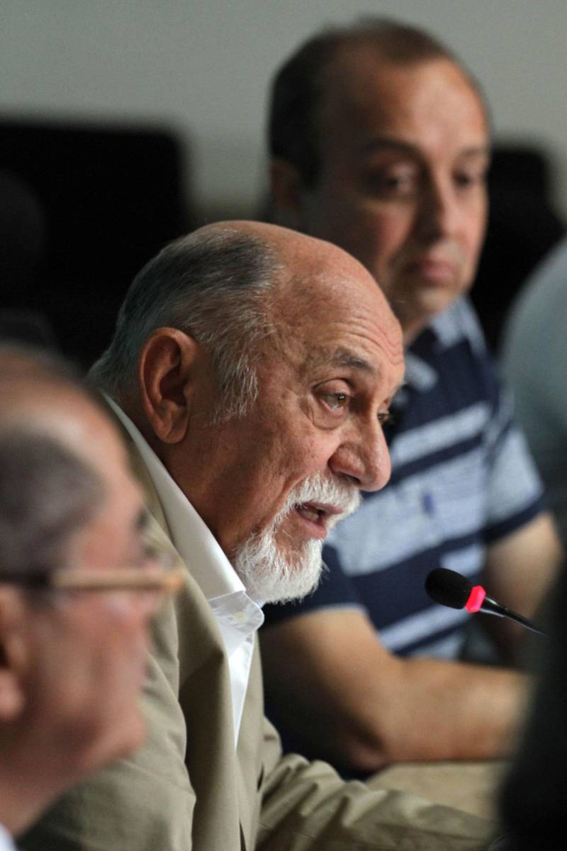 O Governo do Estado anunciou nesta sexta-feira (23), durante coletiva, as medidas que serão adotadas no caso do vazamento registrado no último sábado (17) da bacia de rejeitos de bauxita da Hydro Alunorte, confirmado pelo Instituto Evandro Chagas. Segundo o governador Simão Jatene, a mineradora será notificada para garantir água potável às comunidades ao longo de um ano e, ainda, para criar um fundo financeiro específico para este evento e eventuais incidentes futuros.
FOTO: CRISTINO MARTINS / AG. PARÁ
DATA: 23.02.2018
BELÉM - PARÁ <div class='credito_fotos'>Foto: Cristino Martins/Ag. Pará | <a href='/midias/2018/originais/74b37100-29aa-4da7-afdc-65da35569a2c.jpg' download><i class='fa-solid fa-download'></i> Download</a></div>