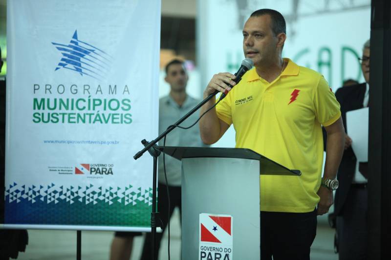 O Governo do Estado reforçou a parceria com a Prefeitura de Belém com a entrega, nesta quarta-feira (4), de 41 veículos que vão potencializar as ações de segurança na capital. A iniciativa faz parte do pacote de ações imediatas para 2018, anunciadas pelo Sistema de Segurança Pública do Estado em fevereiro deste ano contra a violência, que contempla a renovação da frota e equipamentos das Polícias Civil e Militar e fortalecimento das Guardas Municipais em todas as regiões do Estado, entre outras medidas. A entrega ocorreu no Hangar – Centro de Convenções e Feiras, em Belém. Ao todo, foram entregues 41 veículos, sendo seis picapes, dez carros modelo SUV e 25 motocicletas, totalizando um investimento de R$ R$2.062.160,00. Além das viaturas, foi firmado convênio entre o Governo do Estado e Prefeitura no valor de R$2.707.926,00 milhões para a compra equipamentos. O pacote contempla a aquisição de 300 pistolas 380, 16.200 munições e 600 coletes. As duas ações contabilizam mais de R$ 4,7 em investimentos para a Guarda Municipal de Belém. Na foto, o deputado estadual Coronel Neil.
FOTO: MÁCIO FERREIRA / AG. PARÁ
DATA: 04.07.2018
BELÉM - PARÁ <div class='credito_fotos'>Foto: MÁCIO FERREIRA/ AG. PARÁ | <a href='/midias/2018/originais/74c110f8-7927-4dc2-8265-d49947592a83.jpg' download><i class='fa-solid fa-download'></i> Download</a></div>