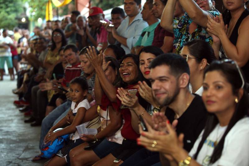 O município de São Francisco do Pará recebeu, neste sábado (30), uma ordem de serviço para o asfaltamento de 5 quilômetros de suas ruas, um investimento de quase R$ 2 milhões. A ação é uma realização do Governo do Estado, por meio da Secretaria de Estado de Desenvolvimento Urbano e Obras Públicas (Sedop), e tem a parceria da Assembleia Legislativa do Estado (Alepa) e da prefeitura do município beneficiado. O evento de entrega ocorreu de 18h às 20h, no Centro de Referência e Assistência Social (Cras) da cidade. A iniciativa faz parte de uma ação maior, já realizada em Viseu, Augusto Corrêa, Tracuateua, Bonito, Floresta do Araguaia, Curionópolis, São João da Ponta, Curuçá, Terra Alta, Sapucaia, Redenção, Capanema, Bragança, São Domingos do Capim e outros municípios. Nos 14 municípios citados, foram destinados mais de R$ 42 milhões para a pavimentação asfáltica em cerca de 95 quilômetros.
FOTO: SIDNEY OLIVEIRA / AG. PARÁ
DATA: 30.06.2018
SÃO FRANCISCO - PARÁ <div class='credito_fotos'>Foto: Sidney Oliveira/Ag. Pará | <a href='/midias/2018/originais/74c7f9a7-82c9-44ab-93a6-1b0f6c3c3b57.jpg' download><i class='fa-solid fa-download'></i> Download</a></div>