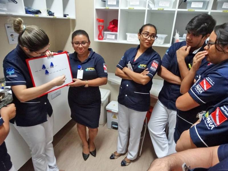 A II Semana Multiprofissional do Hospital Público Estadual Galileu (HPEG), em Belém, alia ensinamentos teóricos a atividades lúdicas para testar os conhecimentos dos profissionais da instituição. A programação, que prossegue até sexta-feira (18), promove desde debates sobre administração segura de medicamentos potencialmente perigosos a brincadeiras, que mobilizam quase 90 funcionários. O evento também é alusivo a datas importantes do calendário da área da Saúde comemoradas em maio, como o Dia do Enfermeiro (12), Dia Nacional do Controle de Infecção Hospitalar (15), Dia do Assistente Social (15) e Dia do Técnico de Enfermagem (20). O tema escolhido este ano para a Semana foi ‘Medicação Segura: Prática de quem Cuida com Amor’.
FOTO: ASCOM / HPEG
DATA: 17.05.2018
BELÉM - PARÁ <div class='credito_fotos'>Foto: ASCOM / HPEG | <a href='/midias/2018/originais/74caf0c0-921a-457e-b329-1d444598b036.jpg' download><i class='fa-solid fa-download'></i> Download</a></div>