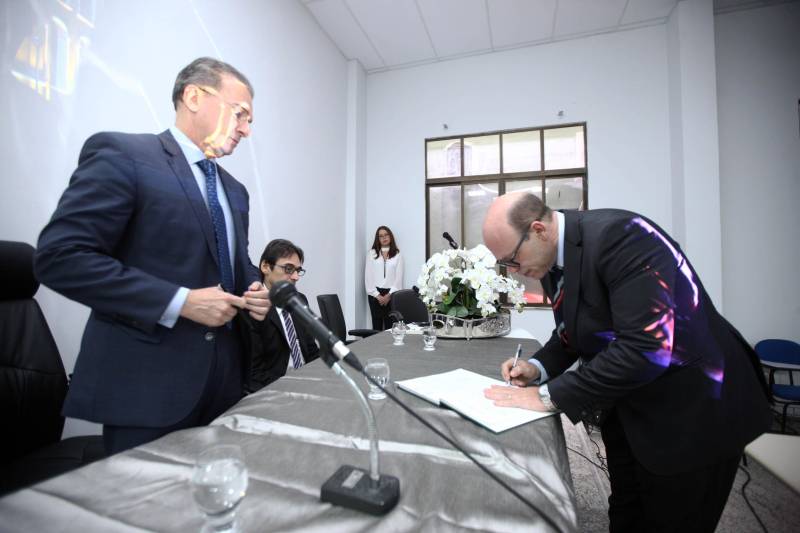 O procurador-geral do Estado, Ophir Cavalcante Junior, deu posse, na tarde da última segunda-feira (26), a seis novos procuradores do Estado, aprovados no 20º concurso público da Procuradoria Geral do Estado (PGE). O evento ocorreu no auditório do prédio-sede da instituição, em Batista Campos, Belém. Foram empossados Idemar Cordeiro Peracchi (foto), Edson dos Santos Matoso, Ducival Carvalho Pereira Júnior, Giulliane Pinheiro Corrêa de Lima, Jobson de Oliveira Pereira e Arthur Marcel Batista Gomes. A cerimônia teve a presença do procurador-geral adjunto, Henrique Nobre Reis, do corregedor-geral da PGE, Paulo de Tarso Dias Klautau Filho, do presidente da Associação dos Procuradores do Estado, Ary Lima Cavalcanti, e de diversos procuradores do Estado, familiares e amigos dos empossados.
FOTO: THIAGO GOMES / AG. PARÁ
DATA: 27.03.2018
BELÉM - PARÁ <div class='credito_fotos'>Foto: Thiago Gomes /Ag. Pará | <a href='/midias/2018/originais/74d1c4c7-c3f6-4e08-9569-fc853ce41447.jpg' download><i class='fa-solid fa-download'></i> Download</a></div>