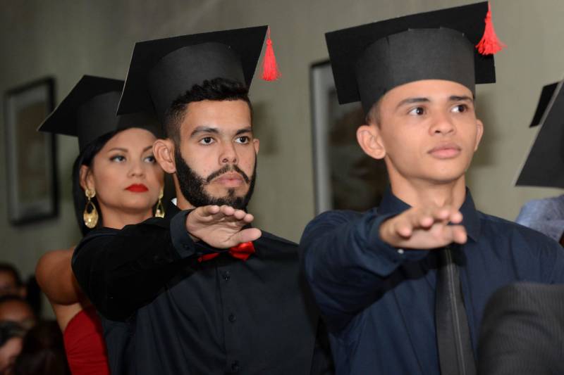 Incontáveis são os fatores que podem motivar a evasão de alunos da escola. Nesta sexta-feira (6), uma turma de 35 alunos pode comemorar a superação de barreiras e dificuldades ao concluir o ensino médio por meio do projeto Mundiar. A solenidade de formatura (foto), realizada no auditório da Fibra, em Belém, reuniu alunos das escolas estaduais de ensino fundamental e médio Justo Chermont e Ulysses Guimarães. A estudante da escola Ulysses Guimarães Ana Clara Montoril, 20 anos, foi diagnosticada com déficit de atenção, o que implicou na repetência de dois anos durante o ensino fundamental. "Eu estava atrasada e minha mãe soube desse projeto que dava a chance de concluir o segundo grau com um método diferente e mais interativo. No Mundiar eu pude receber a atenção direta dos professores e, de fato, aprender o conteúdo das disciplinas. E isso resultou na minha aprovação em Fisioterapia, na UFRJ, e também em Jornalismo, em uma instituição particular daqui", comemora.
FOTO: FERNANDO NOBRE / ASCOM SEDUC
DATA: 06.04.2018
BELÉM - PARÁ <div class='credito_fotos'>Foto: FERNANDO NOBRE/ASCOM SEDUC | <a href='/midias/2018/originais/74d2fc1b-eed5-4c7a-8961-6ff5356d8b69.jpg' download><i class='fa-solid fa-download'></i> Download</a></div>