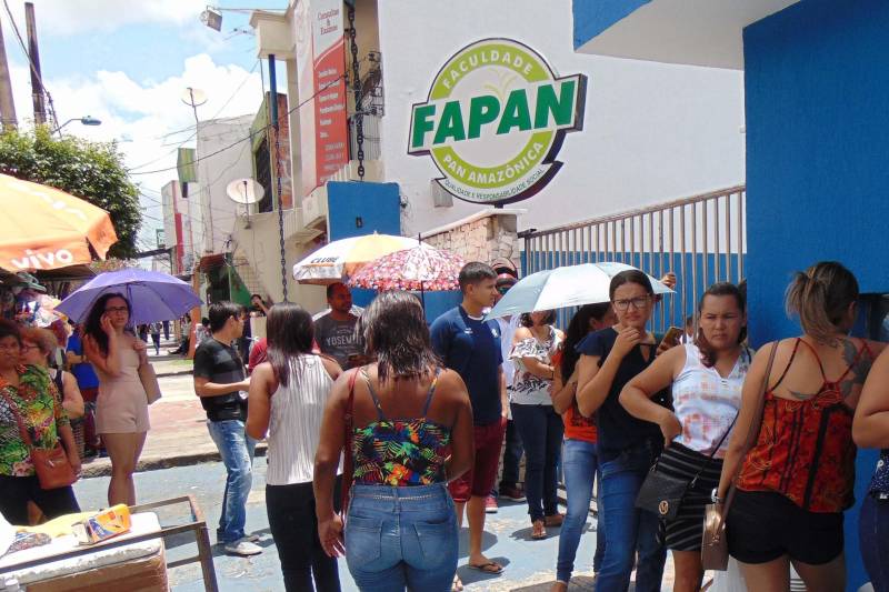 Com provas em Belém, Castanhal, Itaituba, Altamira, Santarém e Marabá, o concurso público da Superintendência do Sistema Penitenciário do Estado (Susipe) que oferece 969 vagas iniciou neste domingo, 11, pela manhã. Dos 17.545 que deveriam fazer a prova no período da manhã, 12.391 compareceram para concorrer aos cargos de Assistente Administrativo, Enfermagem, Pedagogo (Especialista em Educação) e Técnico em Gestão de Informática, cargos com provas pela manhã. De acordo com a empresa AOCP Concursos Públicos, organizadora do certame, 5.063 candidatos faltaram representando 29.01% do quantitativo que deveria fazer a prova nesta manhã. O concurso também terá provas a tarde e no próximo domingo, 18.Em Castanhal, dos 1.740 candidatos inscritos para o cargo de assistente administrativo, 452 faltaram, mais de 25% do total de inscritos. O candidato Werleson Silveira veio de Bragança fazer a prova em Castanhal. Ele já é concurseiro e está ansioso pra entrar no mercado de trabalho. “É o terceiro concurso que faço, mas ainda não consegui passar. Estou confiante neste concurso. Estudei em casa mesmo. Comprei apostila e assisti às aulas pela internet também. Estou desempregado e espero ter um bom resultado”, disse.
FOTO: CARLOS SODRÉ / AG PARÁ
DATA: 11.03.2018
BELÉM - PARÁ <div class='credito_fotos'>Foto: Carlos Sodré /Ag. Pa | <a href='/midias/2018/originais/74d8df75-e861-4529-8a8a-171280453cb7.jpg' download><i class='fa-solid fa-download'></i> Download</a></div>