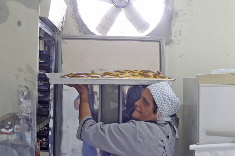 Quinze Internas custodiadas no Centro de Recuperação Feminino (CRF), localizado em Ananindeua (Região Metropolitana de Belém), participaram do curso “Preparo de Bolos Tradicionais”. Pela terceira vez ministrando o curso em unidades prisionais do Estado, a instrutora do Senac, Raimunda Rodrigues (foto), acredita que a capacitação oferece possibilidades de geração de renda para as detentas.

FOTO: AKIRA ONUMA / ASCOM SUSIPE
DATA: 29.11.2018
ANANINDEUA - PARÁ <div class='credito_fotos'>Foto: Akira Onuma / Ascom Susipe   |   <a href='/midias/2018/originais/74e0c913-0ad9-4e3a-84c7-d6a0fc4430e2.jpg' download><i class='fa-solid fa-download'></i> Download</a></div>