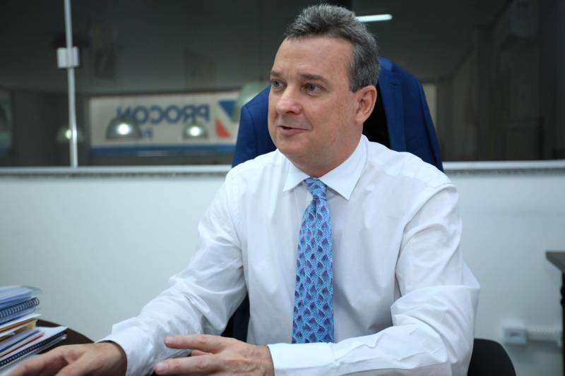 De acordo com Moyses Bendahan (foto), diretor do Procon, quando há relação de consumo, de qualquer tipo, a reclamação é de âmbito do Procon. “Aqui a ideia é resolver os problemas por meio de acordo entre consumidor e empresa. O Procon atua como o mediador do problema sempre tendo como base o Código de Defesa do Consumidor após o contato entre esses dois atores não ter tido resolução”, explicou.
FOTO: MÁCIO FERREIRA / AG. PARÁ
DATA: 15.03.2018
BELÉM - PARÁ <div class='credito_fotos'>Foto: MÁCIO FERREIRA/ AG. PARÁ | <a href='/midias/2018/originais/74e2c8fc-50d8-46d9-974d-5f756dfe916f.jpg' download><i class='fa-solid fa-download'></i> Download</a></div>