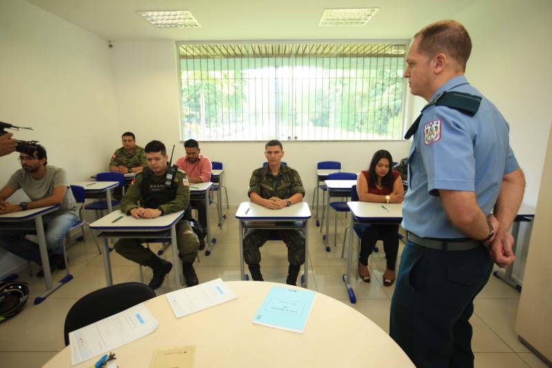 A Polícia Militar iniciou na manhã desta quarta-feira, 16, na sede do Comando Geral, em Icoaraci, o processo de habilitação ao 1º Curso de Operador de Aeronaves Remotamente Pilotadas (RPA - Remotely Piloted Aircraft), conhecidos popularmente como drones, oferecido pela PM do Pará. Vinte candidatos participaram das avaliações psicológica e técnica. Na quinta-feira, 17, a previsão é de que os 23 inscritos sejam submetidos aos testes de aptidão. O resultado final das avaliações será divulgado até a próxima sexta-feira, 18. Os habilitados estarão credenciados a participar do curso previsto para o período de 21 a 25 deste mês. Na programação de hoje foram formados dois grupos, avaliados pela equipe do Centro Integrado de Psicologia e Assistência Social (Cipas). Em seguida os candidatos foram à parte prática, coordenado operacionalmente pelo cabo Antônio Donato, da Assessoria de Comunicação da PM. Na foto, aula teórica do curso.
FOTO: MÁCIO FERREIRA / AG. PARÁ
DATA: 16.05.2018
BELÉM - PARÁ <div class='credito_fotos'>Foto: MÁCIO FERREIRA/ AG. PARÁ | <a href='/midias/2018/originais/74e727c7-636e-4ac1-8fd4-006001e8e197.jpg' download><i class='fa-solid fa-download'></i> Download</a></div>