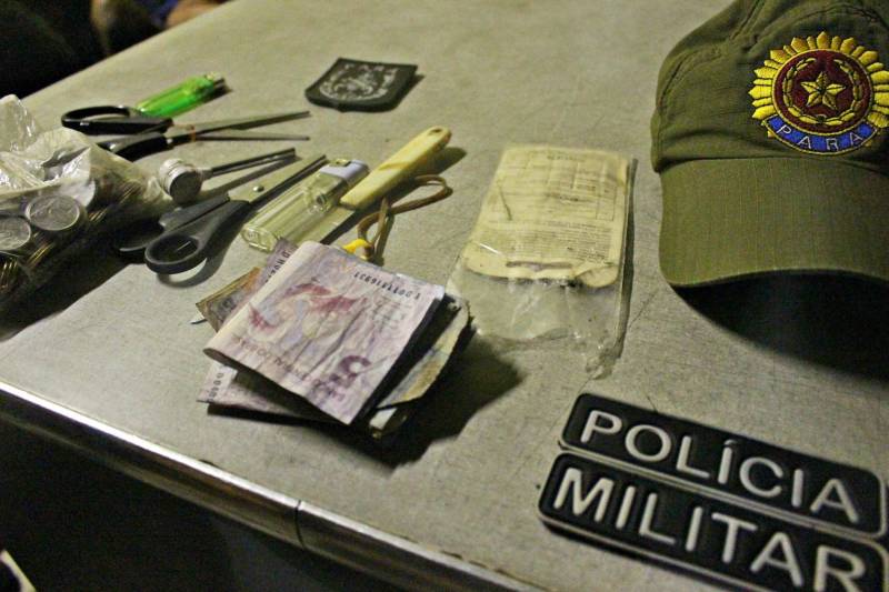 A Polícia Militar, por meio do 2º Batalhão, garantiu a segurança dos foliões durante os desfiles das escolas de samba de Belém, na noite desta sexta-feira, 9. Vinte e seis policiais militares atuaram na ação, que fez parte da Operação Carnaval Seguro 2018. Nenhuma ocorrência de grande relevância foi registrada. De acordo com o Major Luiz Octávio, Comandante do 2º Batalhão, a transferência dos desfiles das escolas de samba de Belém para a Av. Marechal Hermes este ano, foi um facilitador para os órgãos de segurança pública. “Foi extremamente tranquilo porque reuniu condições de posicionar melhor o nosso policiamento, em razão de ter apenas uma entrada e uma saída”, afirmou o oficial.
FOTO: ASCOM / PMPA
DATA: 09.02.2018
BELÉM - PARÁ <div class='credito_fotos'>Foto: ASCOM / PMPA | <a href='/midias/2018/originais/74eb8d3a-0c75-4890-a880-0f6618610d59.jpg' download><i class='fa-solid fa-download'></i> Download</a></div>