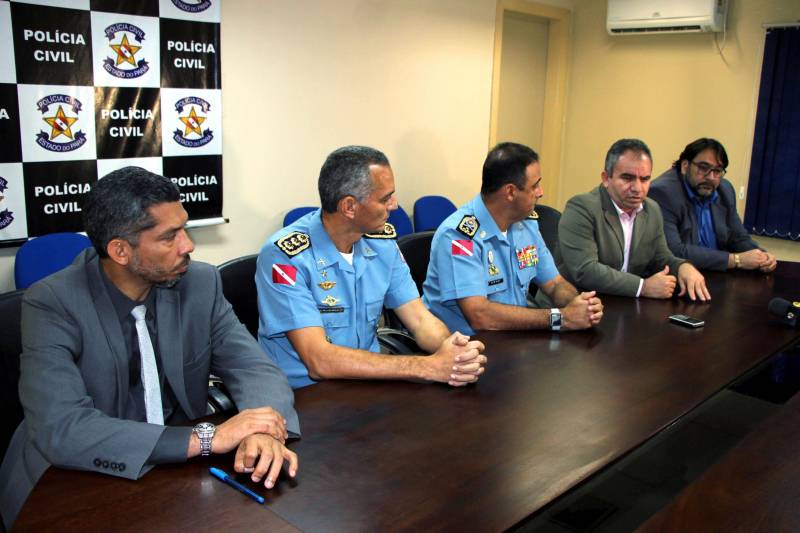 Dez dos 11 homicídios dolosos de policiais militares em 2018 já estão esclarecidos, alguns com autores presos ou identificados, e outros com autores mortos em confronto com policiais. A informação foi divulgada nesta quinta-feira (15), em entrevista coletiva na sede da Delegacia-Geral de Polícia Civil, em Belém. Rilmar Firmino, delegado-geral de Policia Civil, e o coronel Hilton Benigno, comandante-geral da Polícia Militar do Pará.
FOTO: ASCOM POLÍCIA CIVIL
DATA: 15.03.2018
BELÉM - PARÁ <div class='credito_fotos'>Foto: Ascom Polícia Civil | <a href='/midias/2018/originais/74ed9af6-5763-4419-bac3-2051553fc760.jpg' download><i class='fa-solid fa-download'></i> Download</a></div>