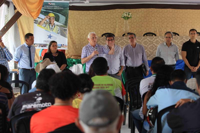 Mais de 300 produtores compareceram à arena Bira's, em Igarapé-Miri, no nordeste paraense, na manhã de quinta-feira (15), em busca de informações sobre crédito, qualificação profissional, regularização fundiária e cadeia produtiva. O público foi atendido pela "Caravana Pará 2030 - Igarapé-Miri", promovida pelo governo do Estado, que levou ao município os serviços de várias secretarias, bancos e instituições ligadas à produção e à intermediação de negócios.
FOTO: RODOLFO OLIVEIRA / AG. PARÁ
DATA: 16.03.2018
IGARAPÉ-MIRI - PARÁ <div class='credito_fotos'>Foto: Rodolfo Oliveira/Ag. Pará | <a href='/midias/2018/originais/74f51205-15c6-411d-ac5d-0cc7e615c5d4.jpg' download><i class='fa-solid fa-download'></i> Download</a></div>
