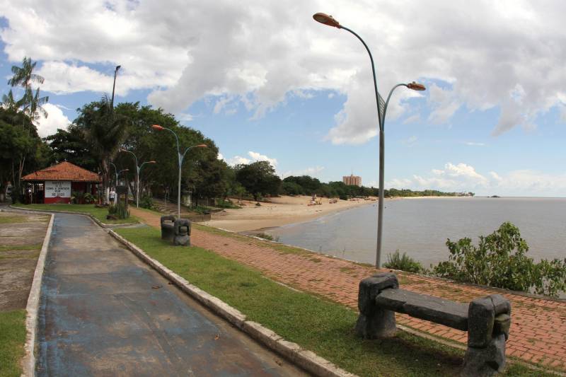 O distrito de Mosqueiro, distante 80 quilômetros do centro de Belém, conta com uma população de aproximadamente 33 mil habitantes e uma área territorial de 212 km². Mas no período de veraneio esta população pode chegar a 500 mil pessoas. Para melhor atender a população no que diz respeito à segurança pública, a Polícia Militar do Pará intensificou a aproximação com a comunidade e criou uma rede de informações que dinamizou o policiamento preventivo na ilha.  

FOTO: CRISTINO MARTINS / ARQUIVO AG. PARÁ
DATA: 25.06.2018
MOSQUEIRO - PARÁ <div class='credito_fotos'>Foto: Cristino Martins/Ag. Pará   |   <a href='/midias/2018/originais/74f75789-a0a3-49d2-b261-ea1657bc6ec1.jpg' download><i class='fa-solid fa-download'></i> Download</a></div>